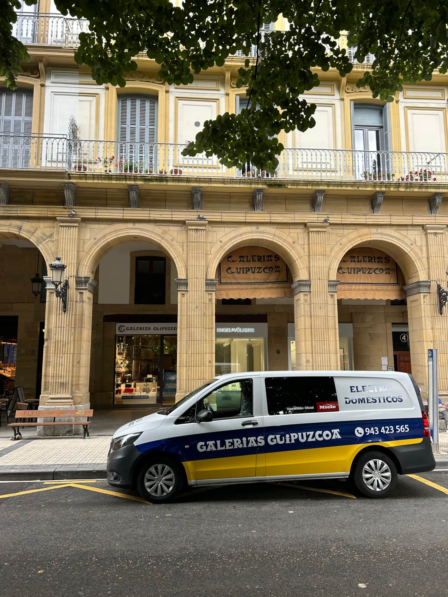 Furgoneta delante de la tienda